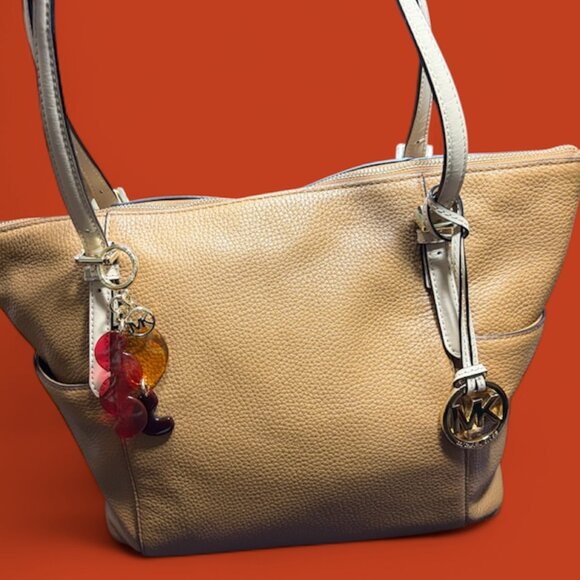 MICHAEL KORS JET SET TOTE NWOT - WITH 2 M KORS BAG CHARMS - Picture 1 of 6